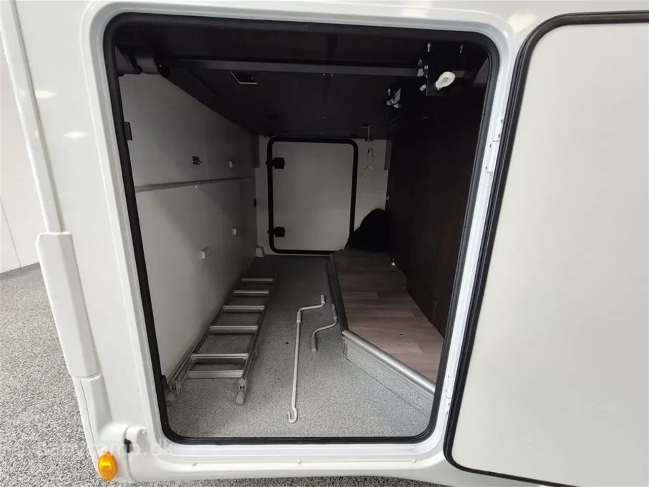 Billede 18 - 2022 - Benimar Tessoro 442   Nk. Pakke. automatgear. solcelle. 2x Agm Batterier. markise. udv. gasudtag. cykelstativ. sælges kun til cvr !!!