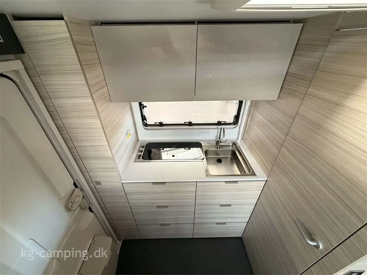 Billede 6 - 2026 - Adria Altea 362 LH   Adria Altea 362 LH - Klar til eventyr - Enkeltsenge - Stort 140L Køleskab