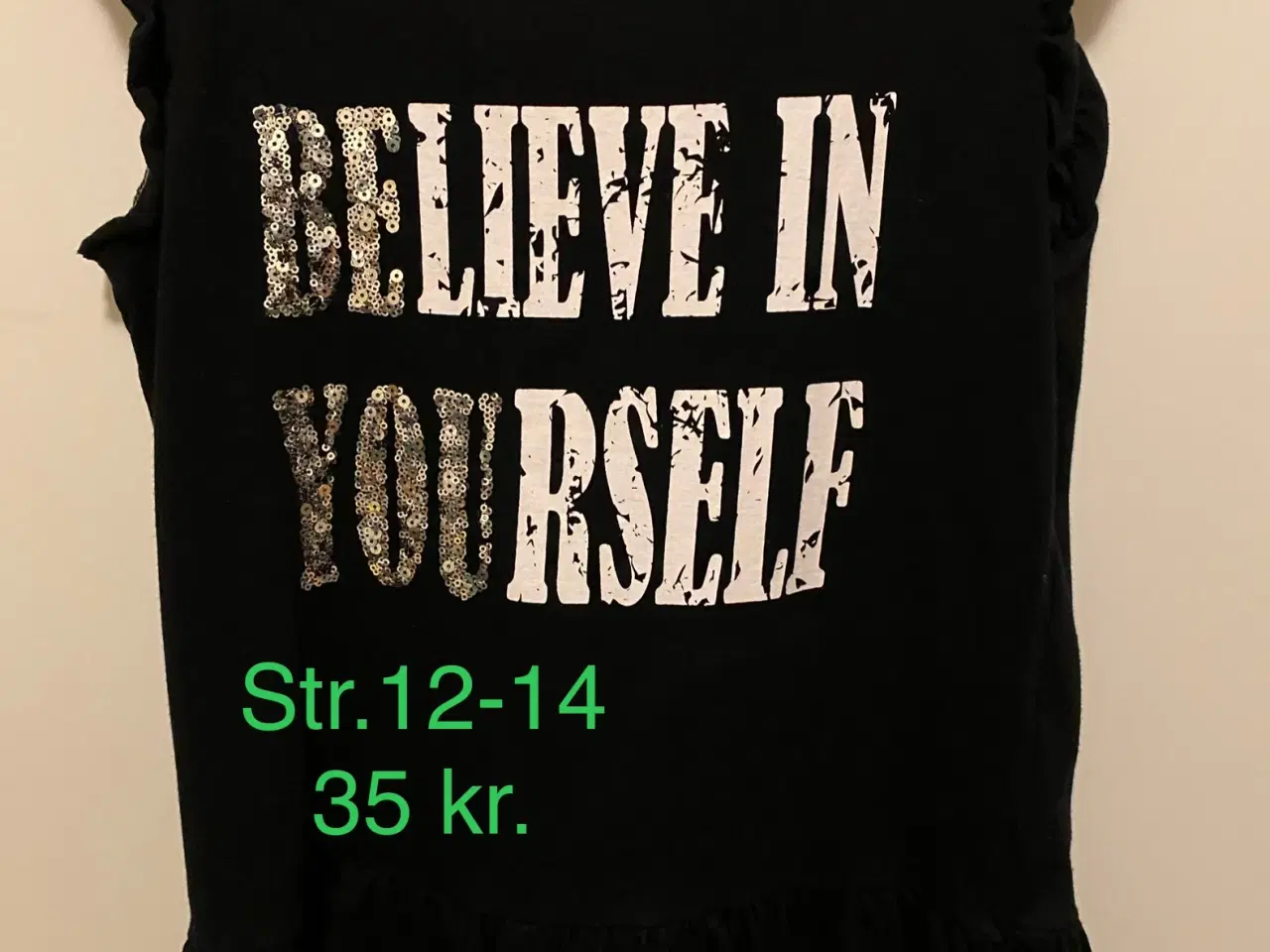 Billede 1 - Top m/palietter “Believe in yourself”.