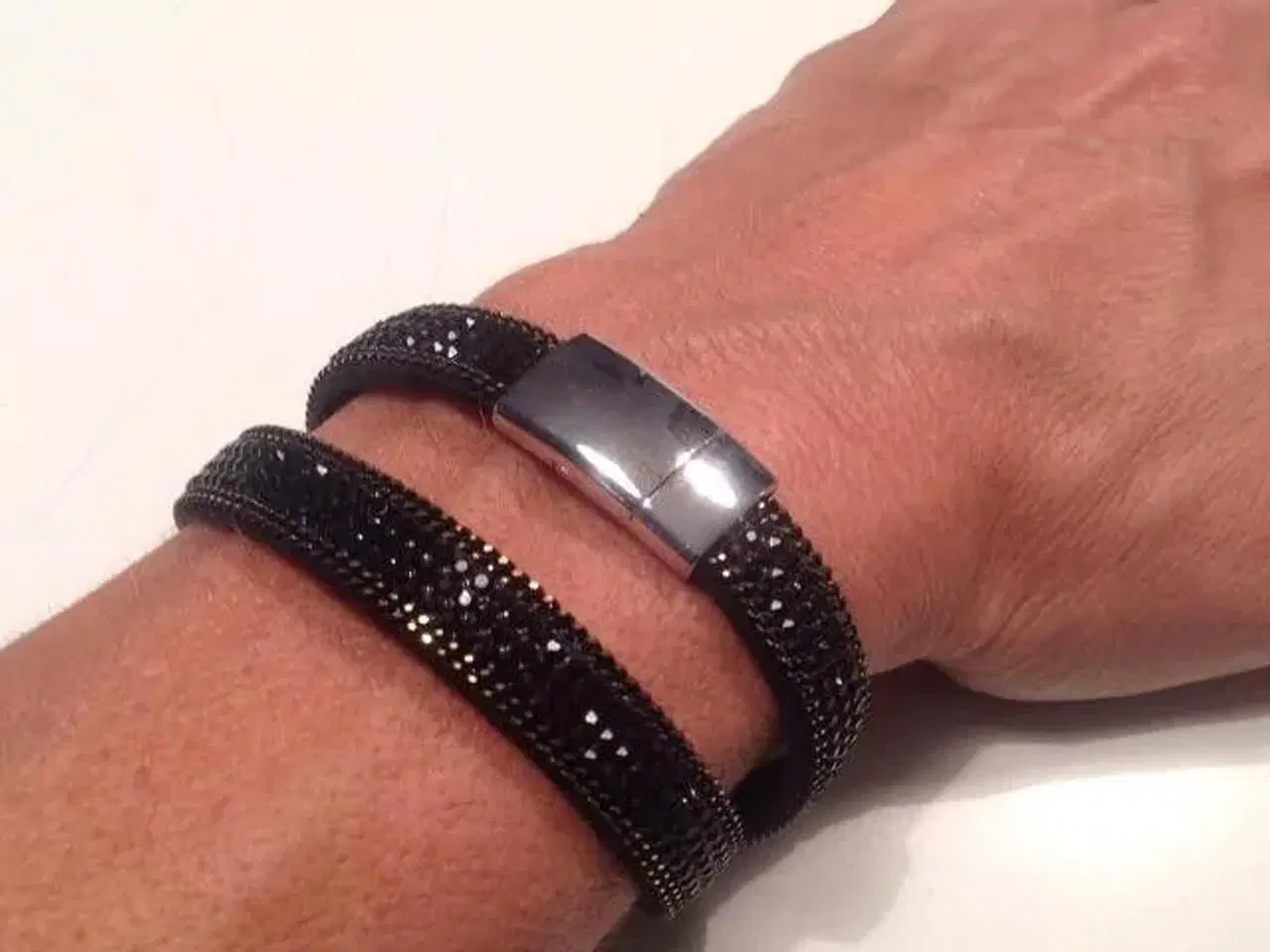 Billede 4 - Smuk sort luksus armbånd med similisten i sort