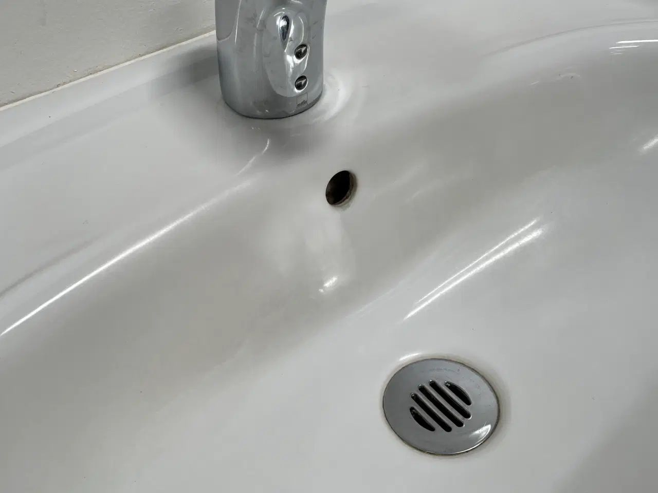 Billede 2 - Ifö håndvask med oras berøringsfrit armatur, 575x235x440mm, hvid