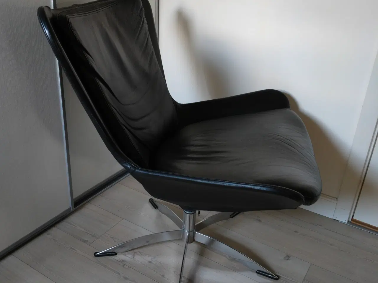 Billede 2 - Lænestol i sort læder