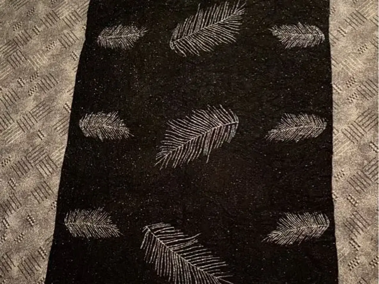 Billede 1 - Ubrugt sort velour sjal med glimmer