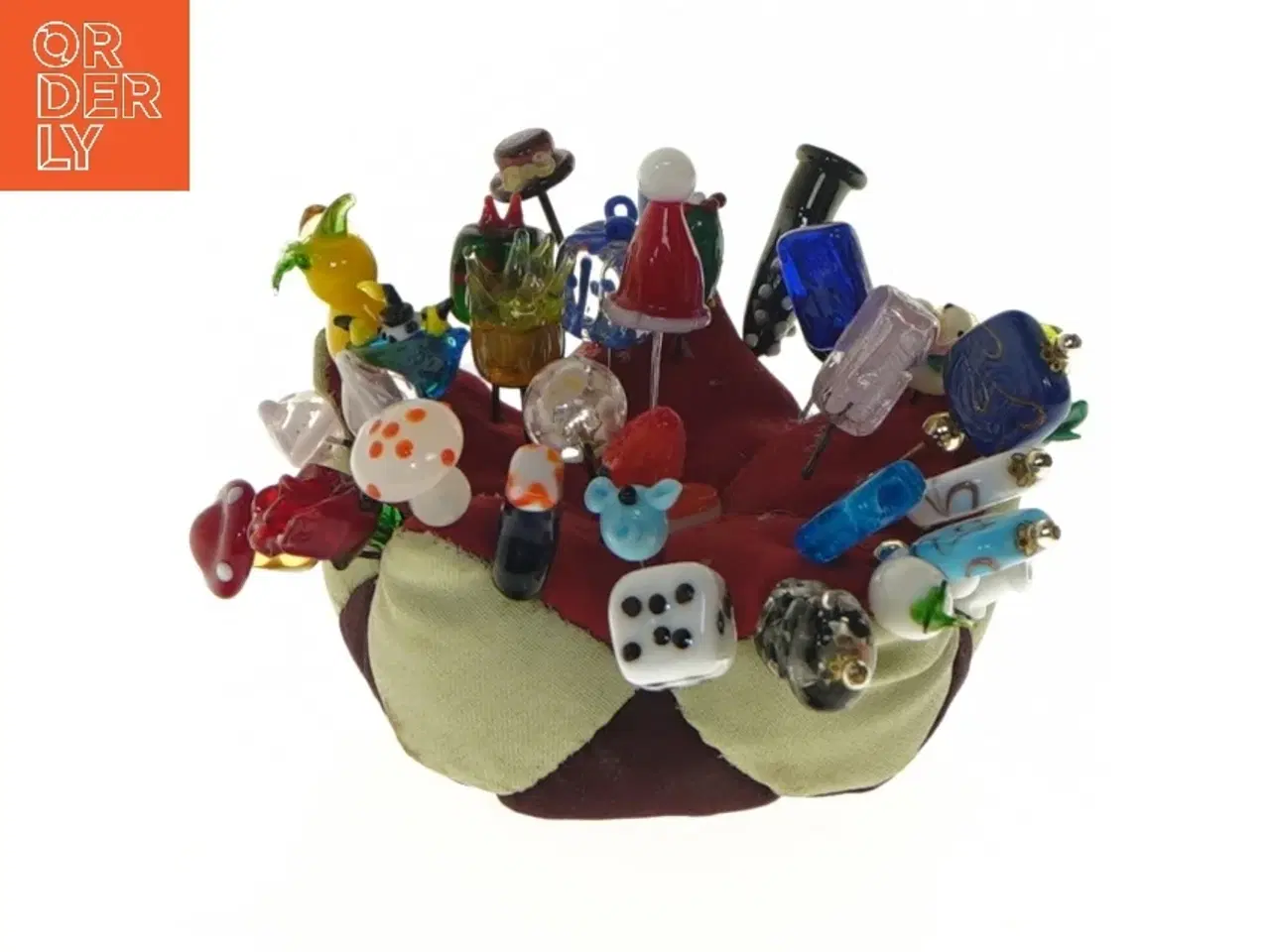 Billede 1 - Pude med dekorerede knappenåle (str. Ø 9 cm)