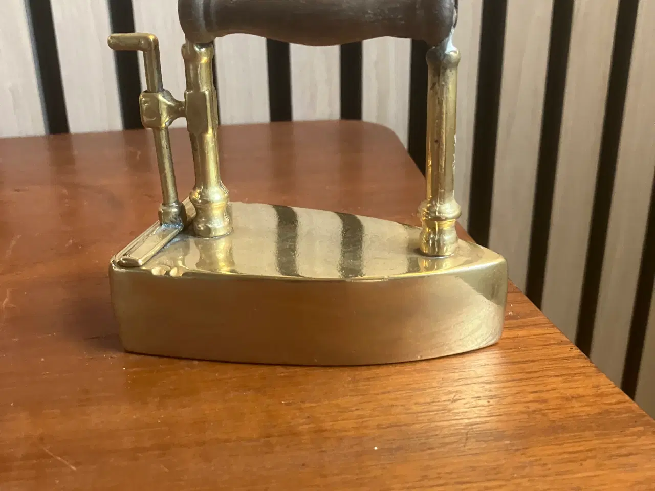 Billede 2 - Antikt strygejern i messing med håndtag af træ.