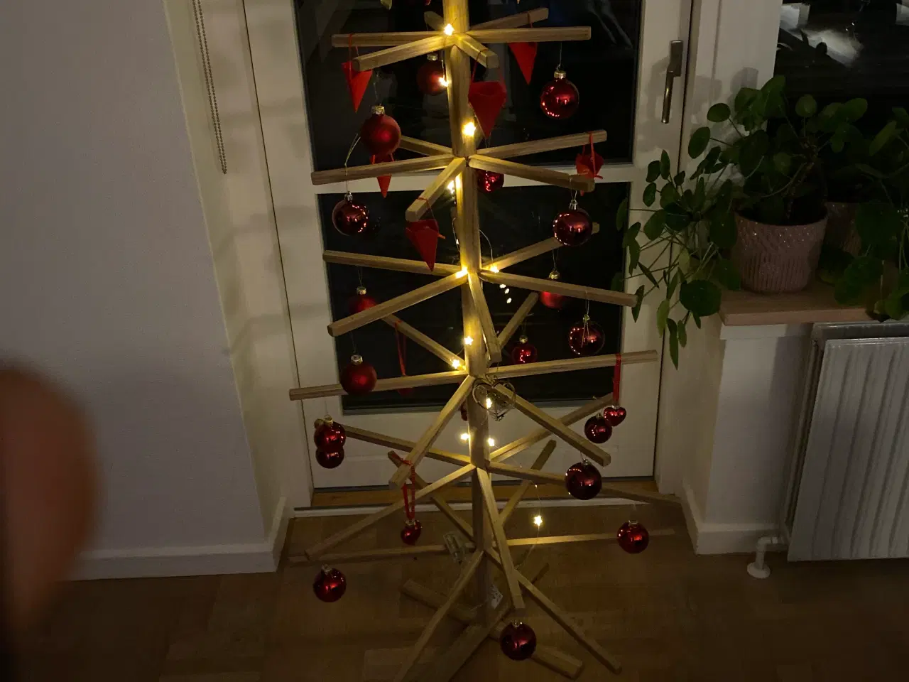 Billede 3 - DEKORATIONSTRÆ AF TRÆ