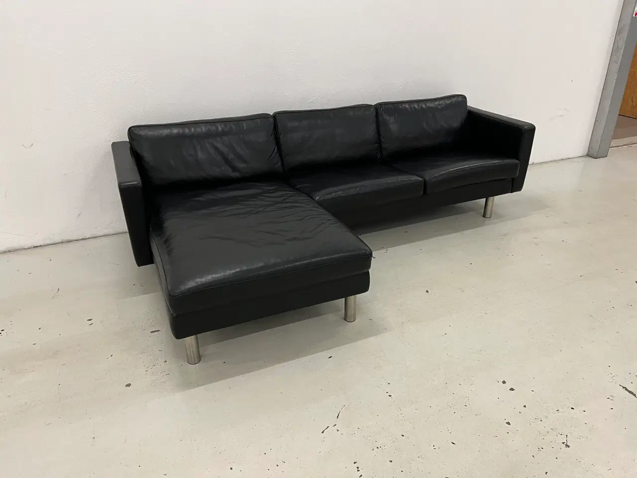 Billede 2 - Chaiselong sofa venstrevendt i sort anilin læder.