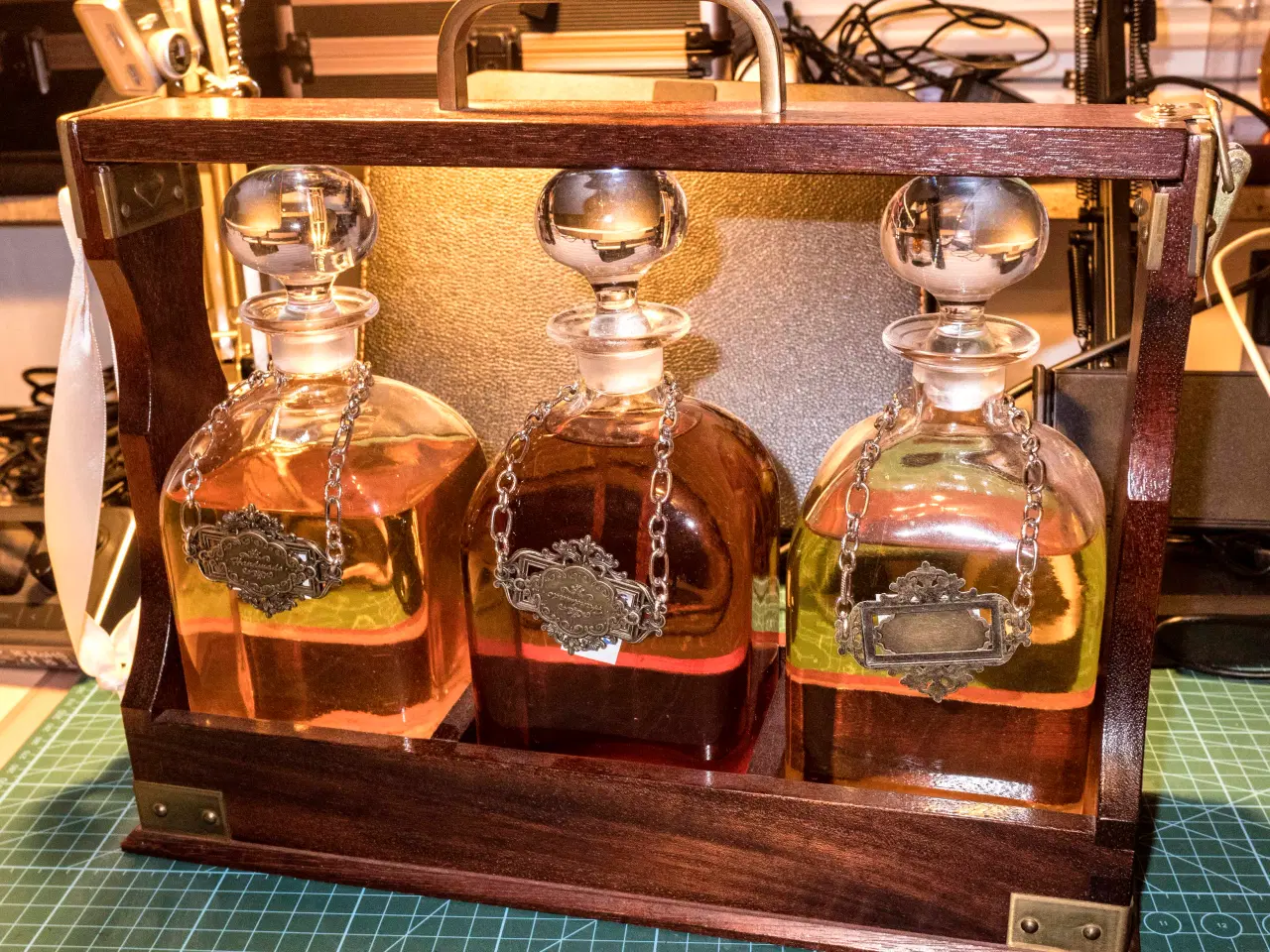 Billede 1 - Tantalus med 3 originale karafler(Uden halsskilte)