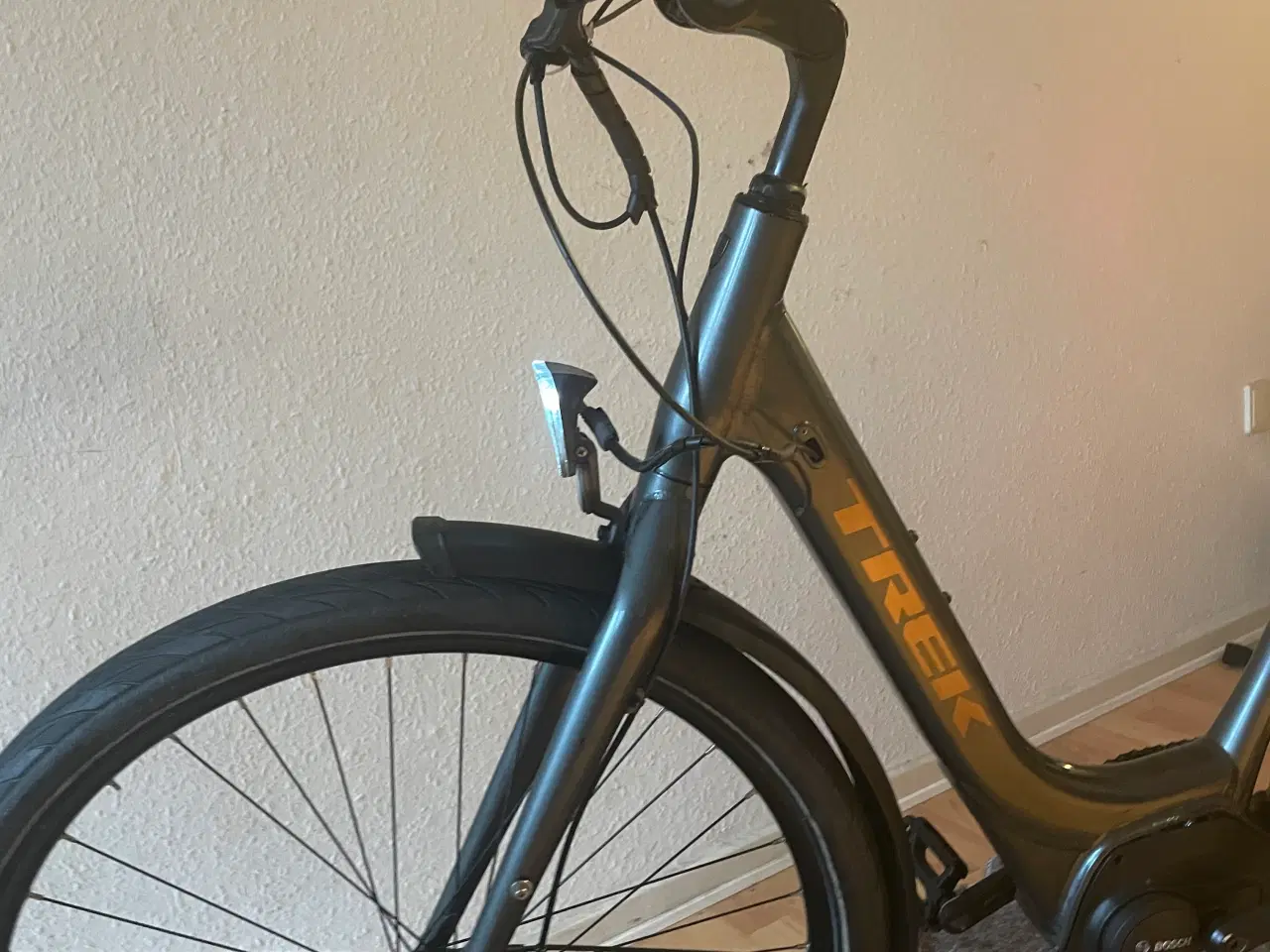 Billede 5 - Elcykel Trek District+ 1C - Grey L (500Wh) 