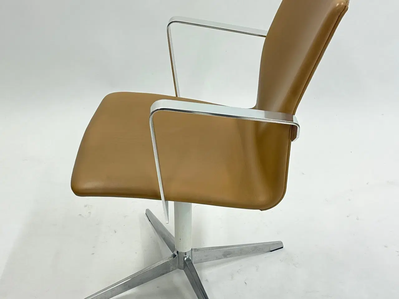 Billede 4 - Four Design - 4-Cast® XL Mødestol (Lysebrun m. krom armlæn)