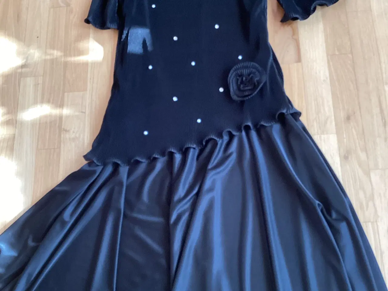 Billede 3 - Sort selskabskjole med rhinsten