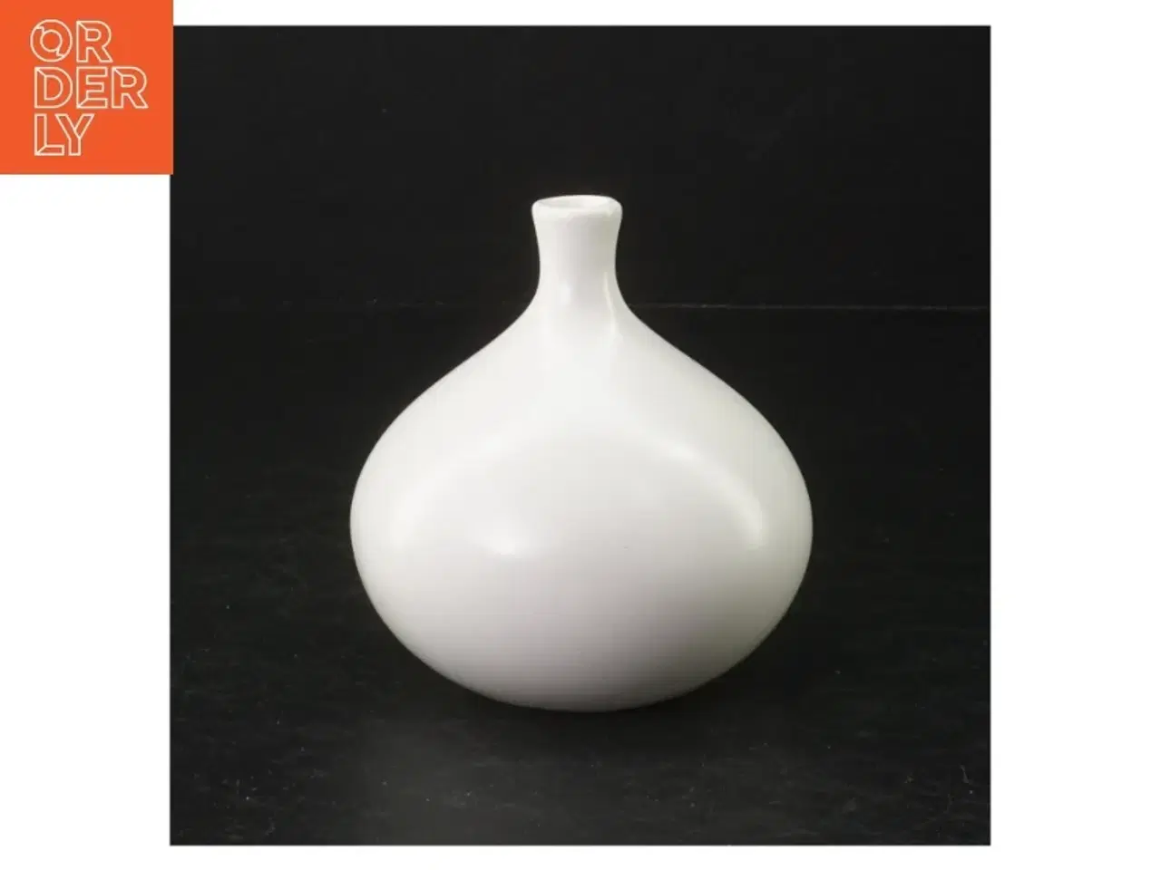 Billede 2 - Hvid vase med orange detalje fra Speedtsberg (str. 10 cm ø. 10,5 cm)
