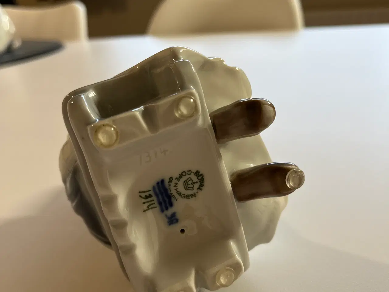 Billede 3 - Amagerpige siddende med strikketøj