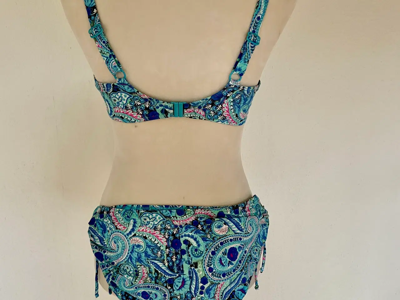 Billede 2 - NEDSAT Flot Saltabad bikini, flerfarvet