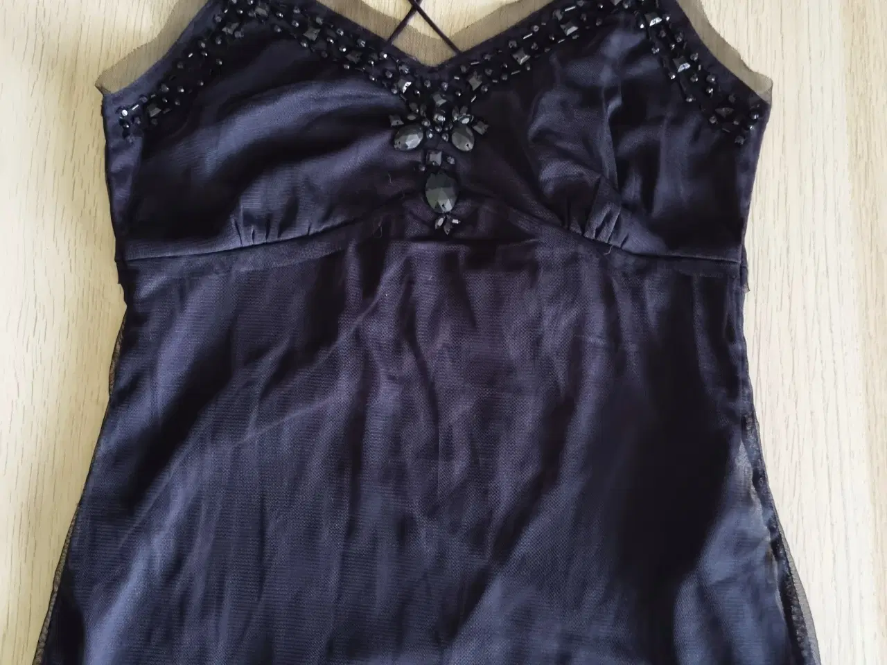 Billede 1 - Flot perlebesat, sort  tanktop fra Vero Moda 