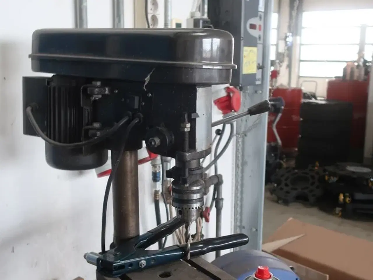 Billede 9 - Værkstedsbord med indhold samt 2 stk. tavler