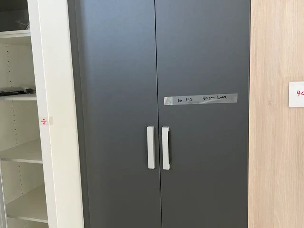 Billede 2 - 1 stk. samlet højskab uden sokkel med 2 hylder og 1 bøjlestang