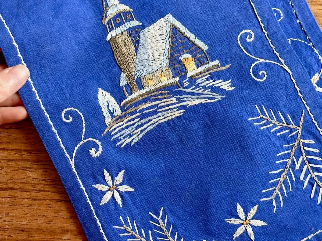 Billede 3 - Håndbroderet bordløber, blå m kirke, 120 x 21 cm