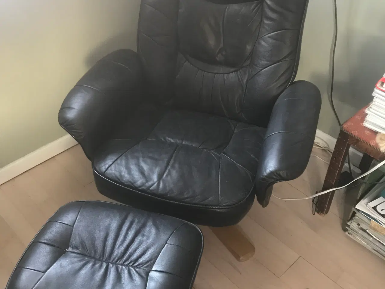 Billede 1 - Lænestol med fodskammel