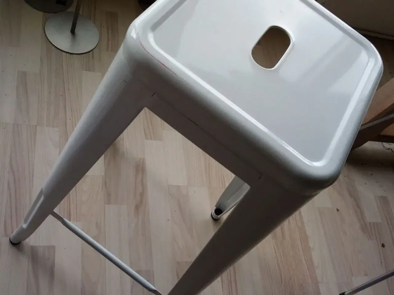 Billede 2 - Hvid høj barstol/ skammel