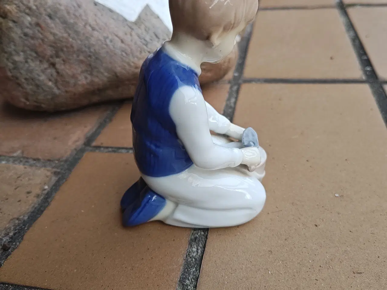 Billede 2 - Porcelæns Figur af lille dreng der leger med sand