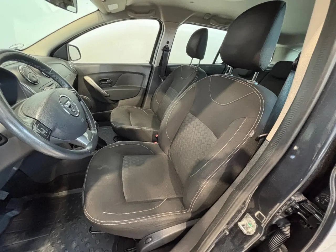 Billede 6 - Praktisk og rummelig stationcar, til små penge!