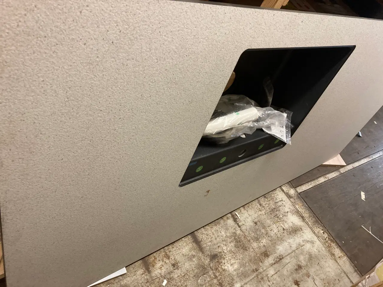 Billede 1 - Kompactlaminat bordplade med vask