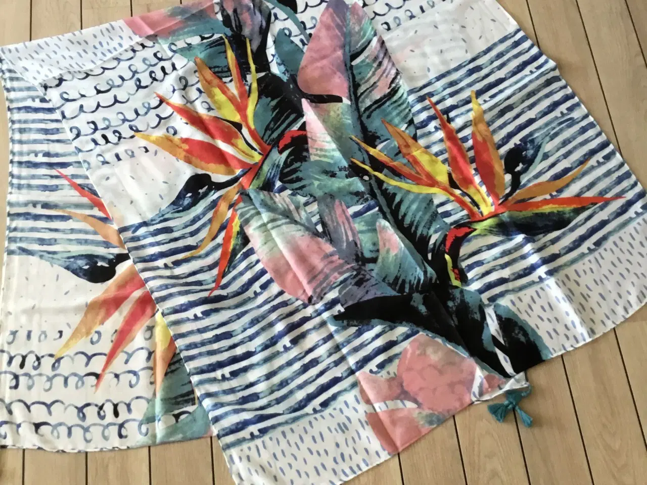Billede 2 - Devora lækkert multifarvet tørklæde med kvaster