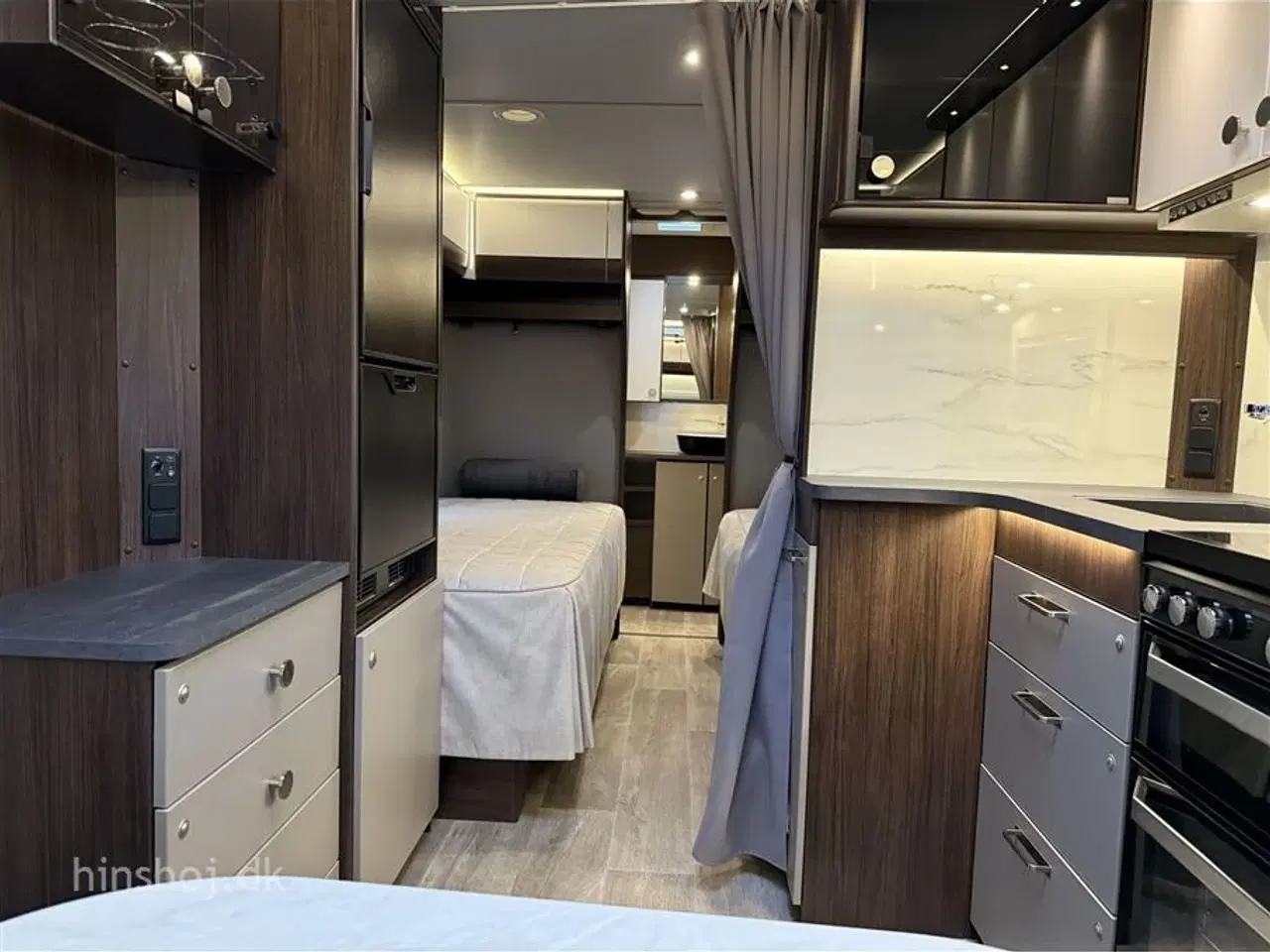 Billede 6 - 2026 - Polar Blueline 590 BS    Polar med enklesenge og stort toiletrum fra Hinshøj Caravan