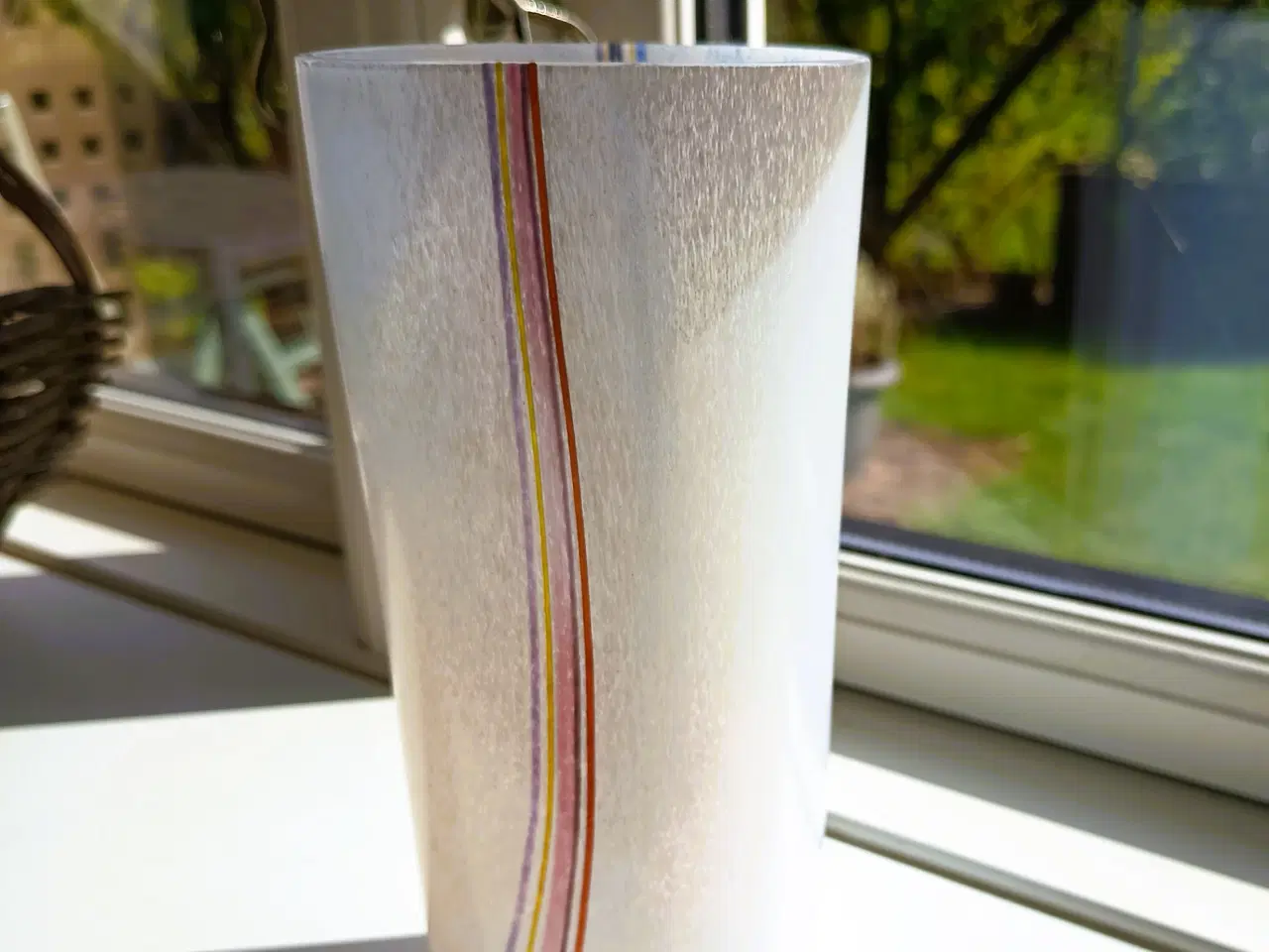 Billede 2 - Glas-vase "Rainbow",  designet af Bertil Vallien, 