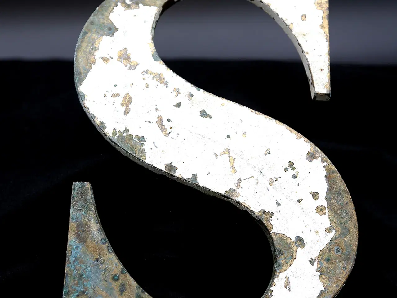 Billede 1 - Messing facadebogstav “S” – rå patina