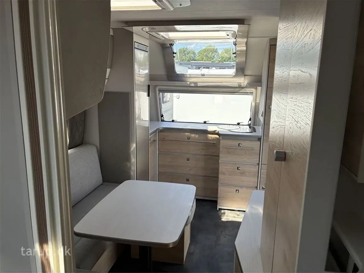 Billede 16 - 2021 - Dethleffs Nomad 490 BLF Mover, Thule markise, dobbeltsengsvogn, side-siddegruppe, frontkøkken, 3-trins el-gulv-varme, stort 142 l . køleskab med fryser