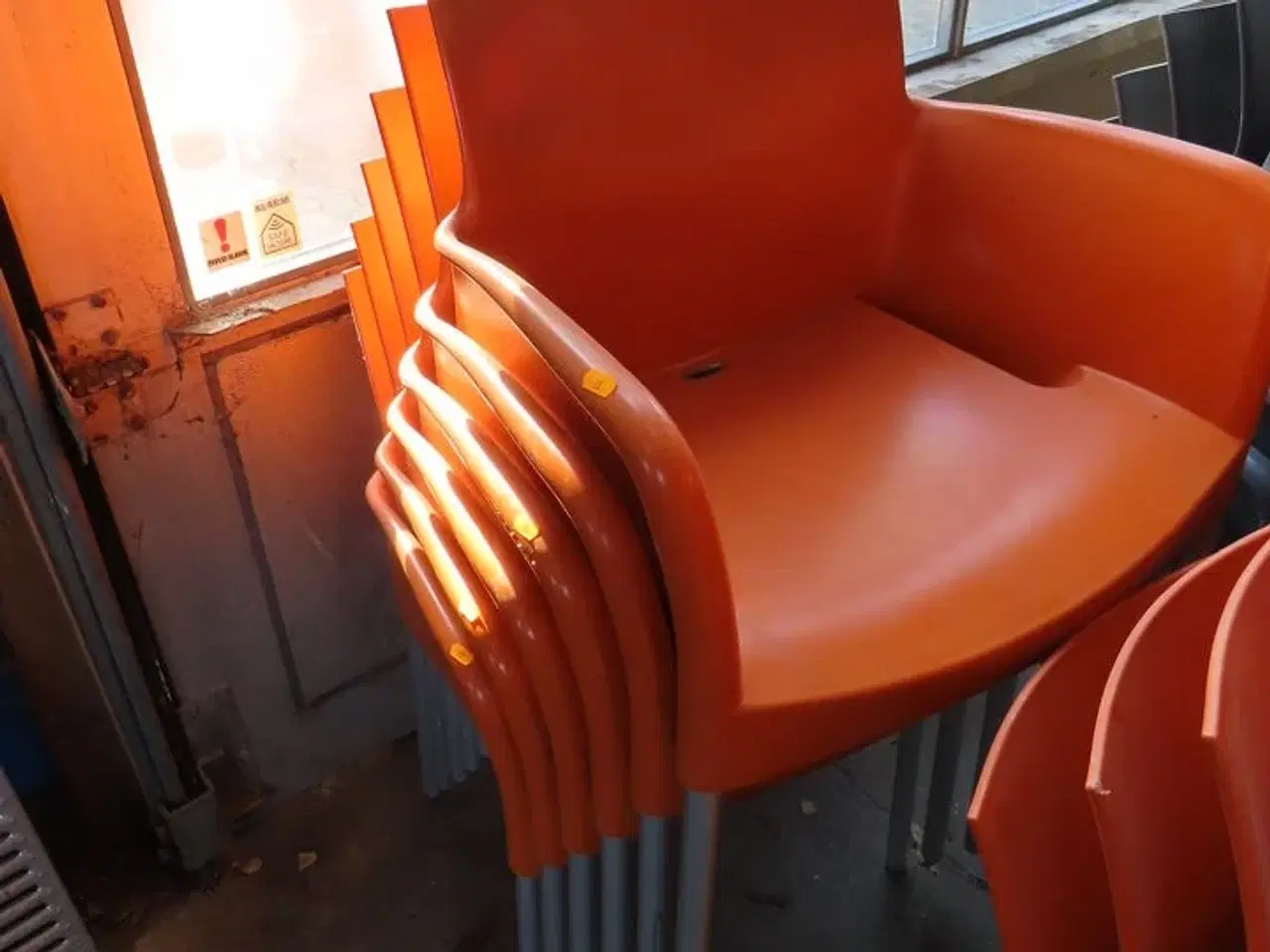 Billede 3 - 12 stk stabelbare udendørs stole, Orange