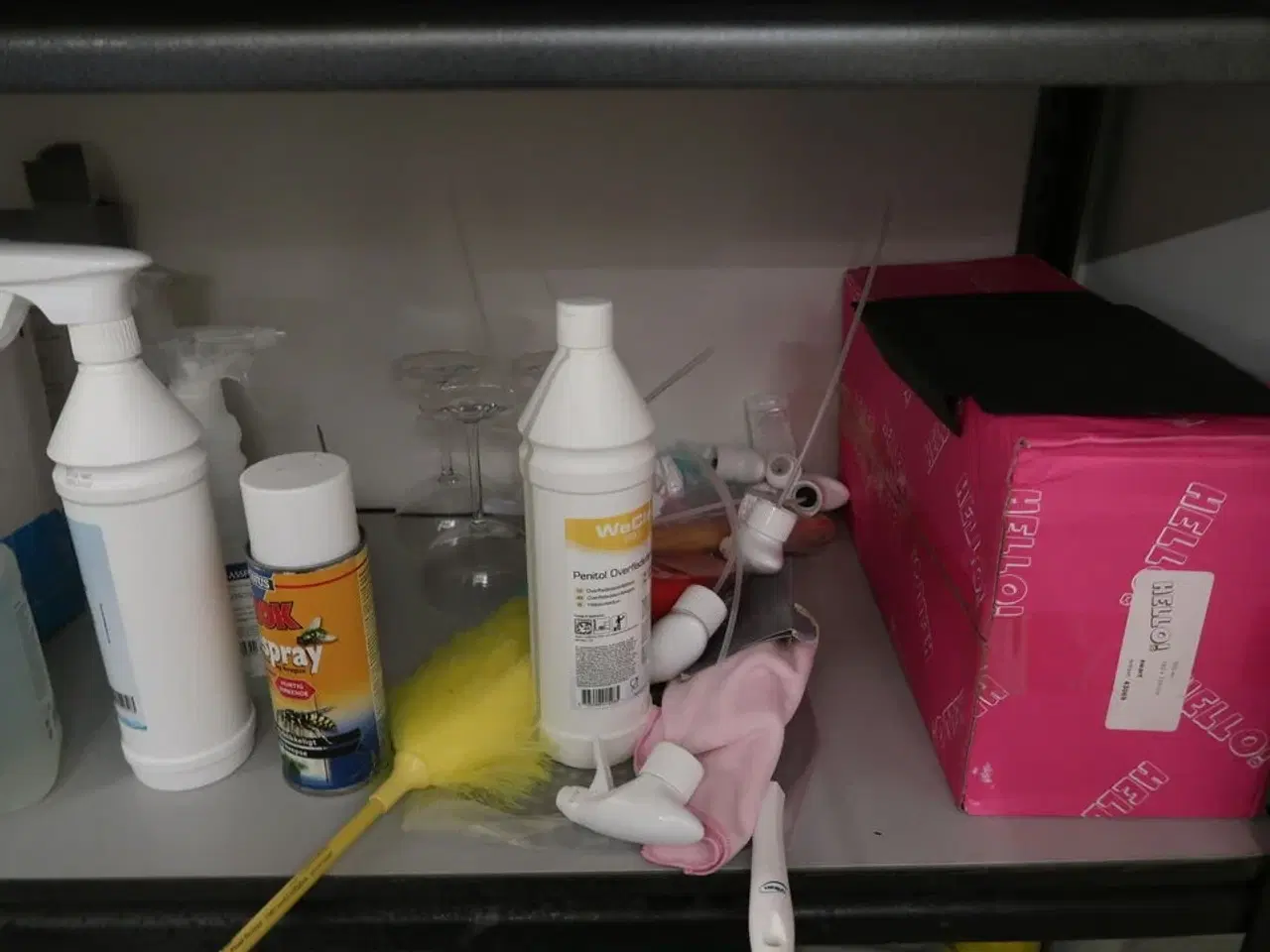 Billede 6 - Tøm reolen for indhold