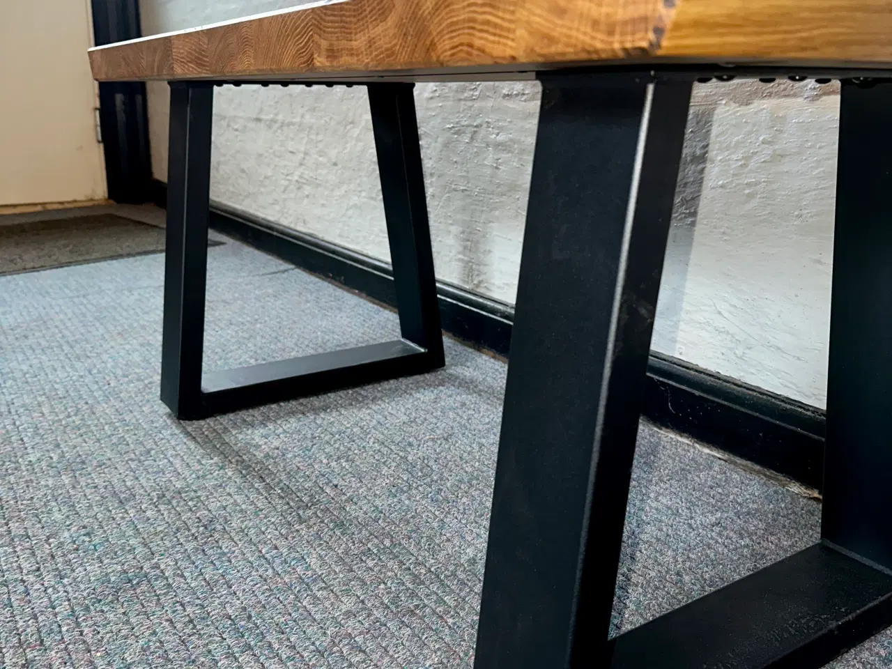 Billede 8 - Massiv sofabord med triangulære sorte stålben