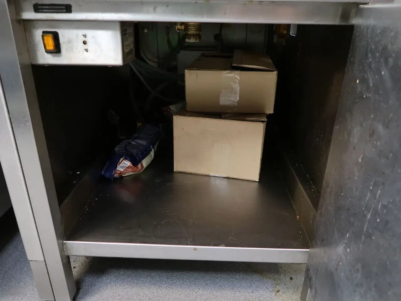 Billede 5 - Serveringsstation med indhold