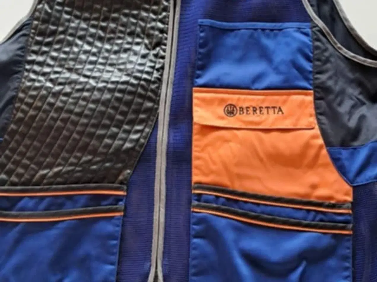 Billede 1 - To skydeveste.