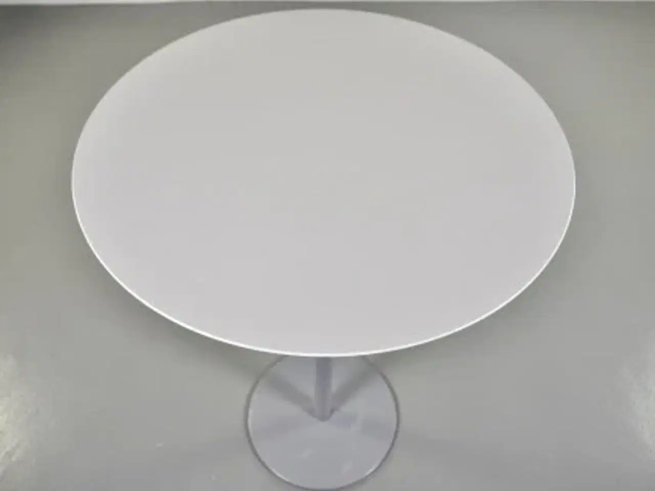 Billede 1 - Højt cafebord med ny hvid plade og grå fod