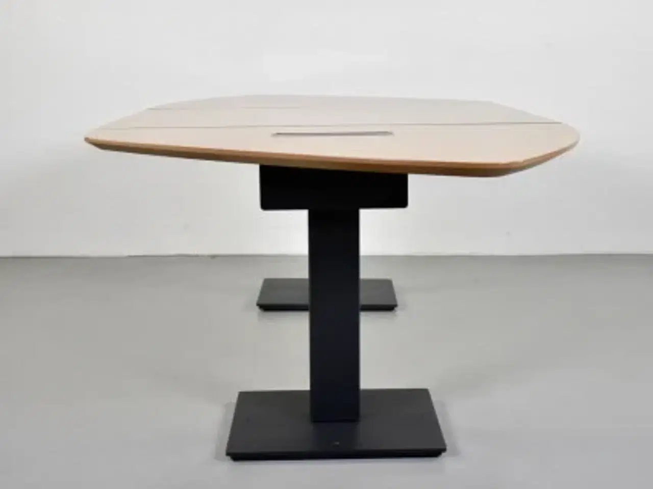 Billede 7 - Mødebord med bordplade i eg og antracit søjleben