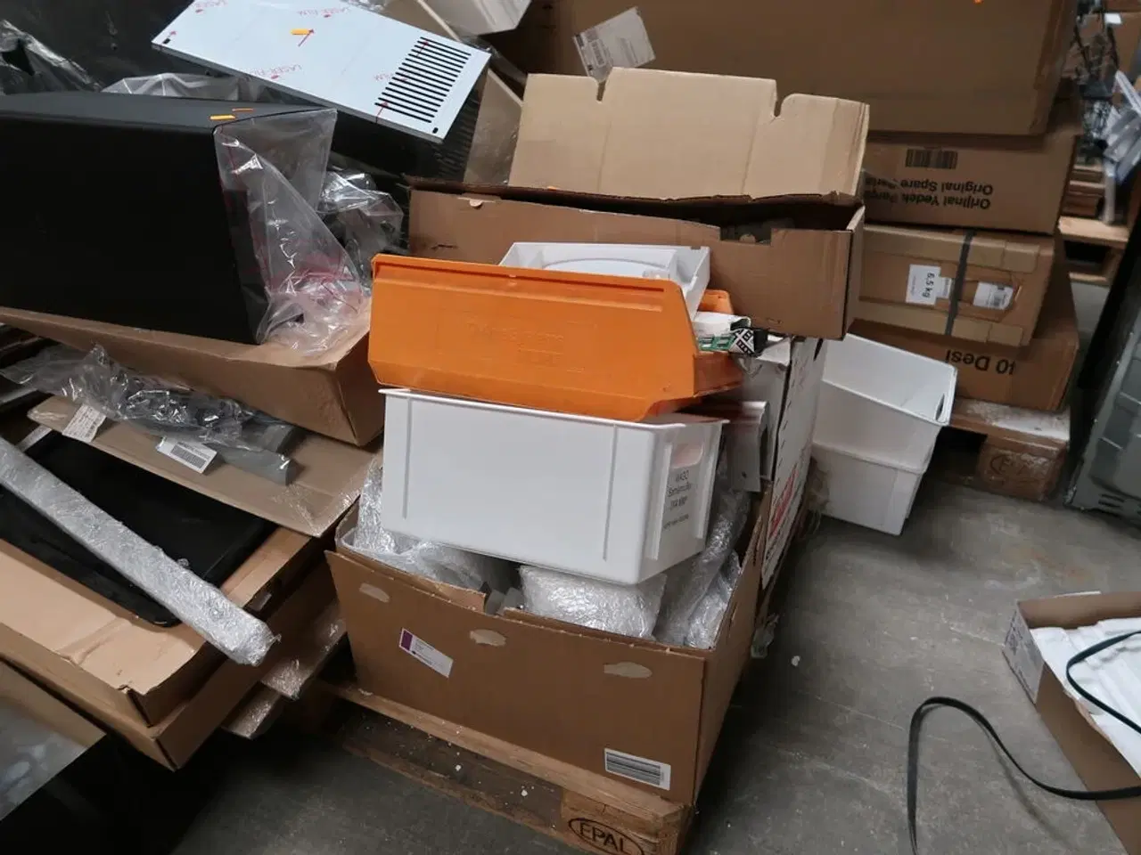 Billede 6 - Palle med div. Tilbehør til emhætte m.m.