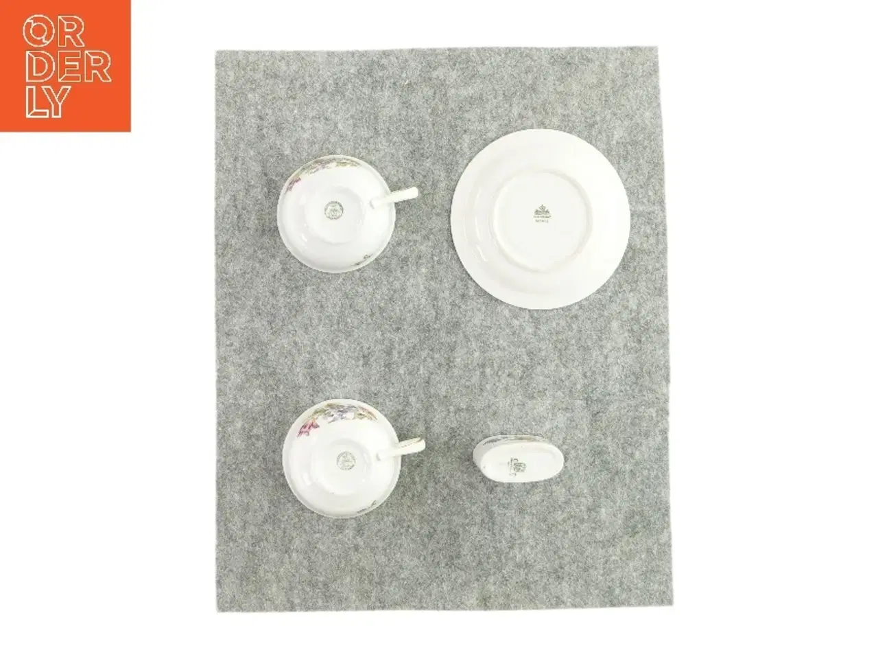 Billede 3 - 2 kopper, en underkop og et lille bærger (str. HØ: 5x9 og 6x3 og Ø:14 cm )