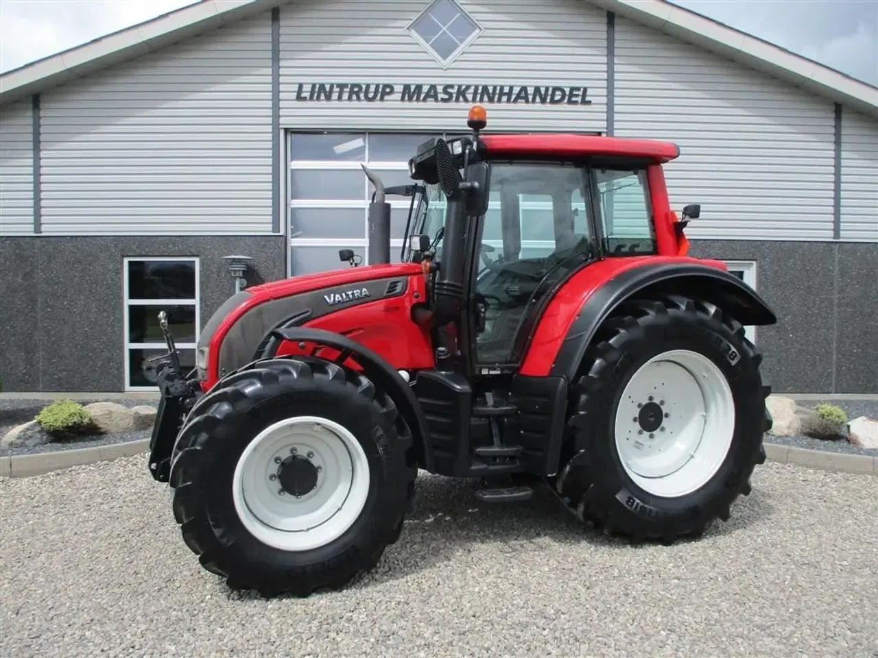 Billede 1 - Valtra N142 Med frontlift