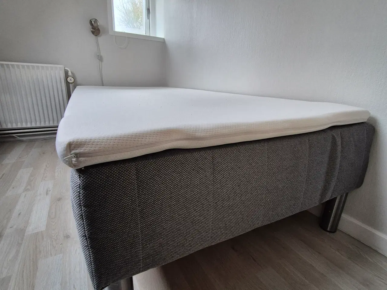 Billede 2 - 2 stk ens enkelt senge med topmadras 90x200 cm