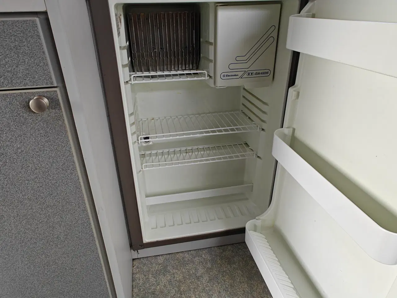 Billede 8 - Velholdt campingvogn fra 1994 m. fortelt & toilet