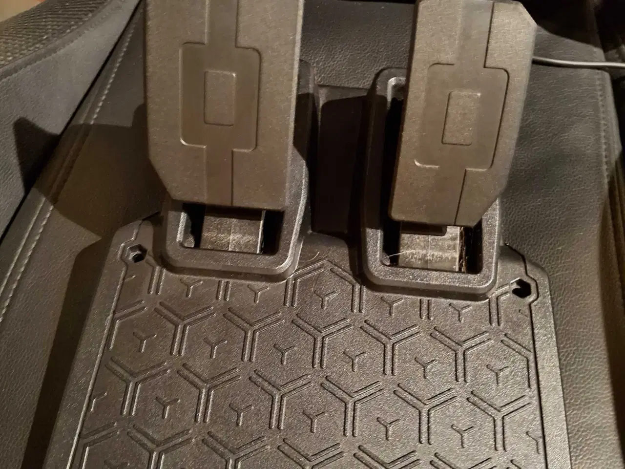 Billede 2 - Thrustmaster T98 Rat & Pedaler – Næsten nyt!