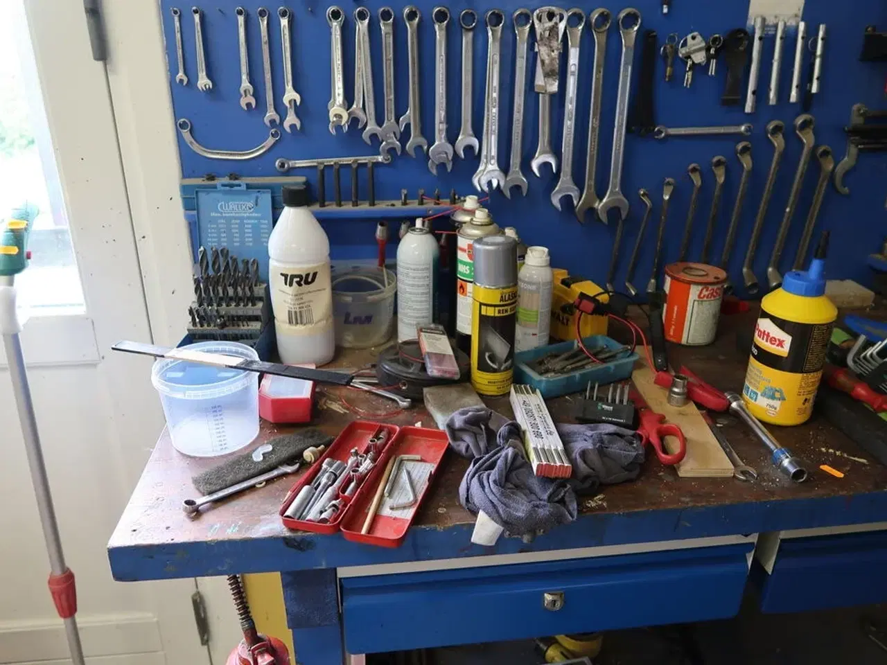 Billede 10 - Arbejdsbord med skruestik samt værktøjstavle med div. Værktøj