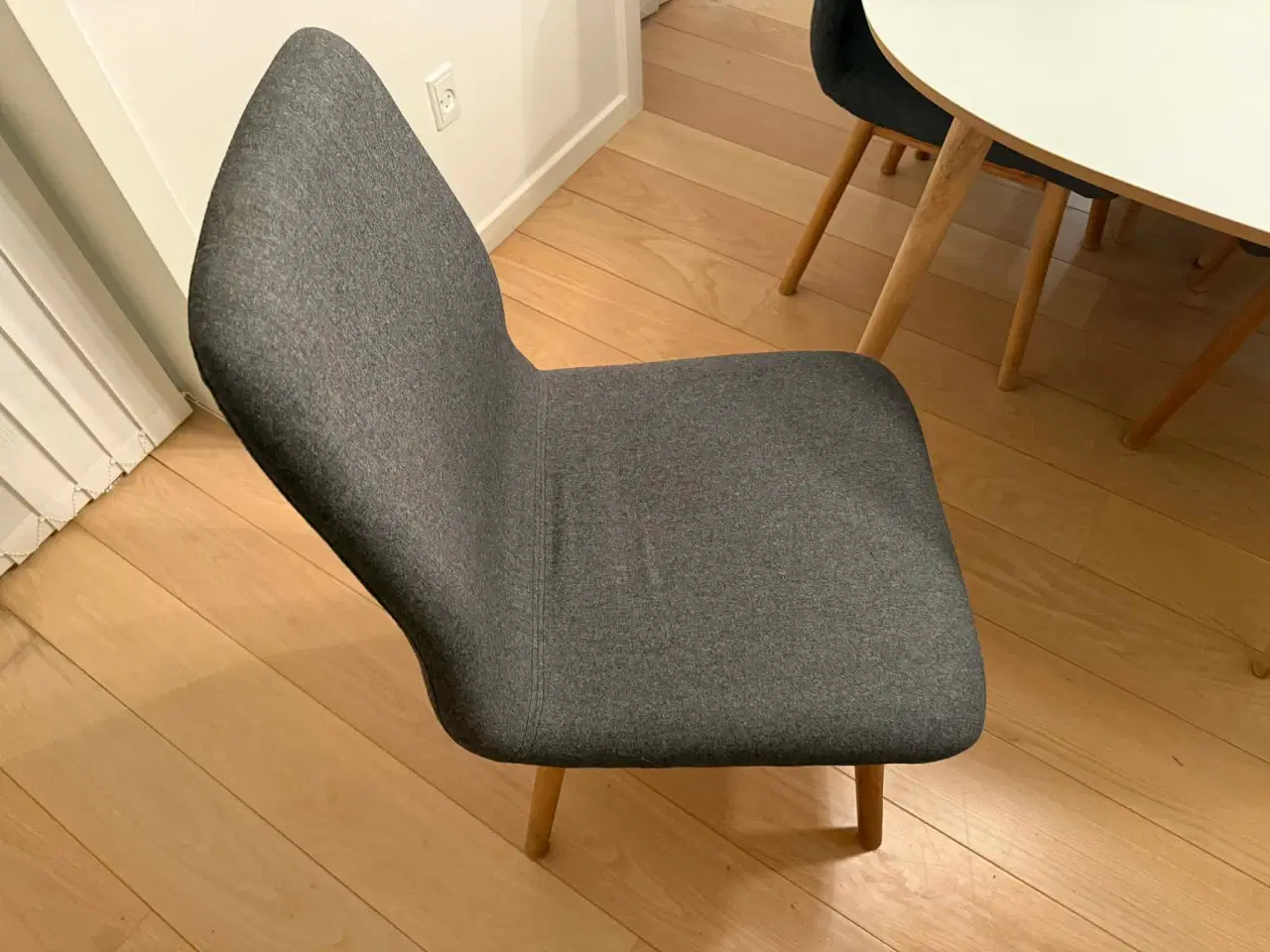 Billede 2 - Spisebord med udtræk og 6 stole