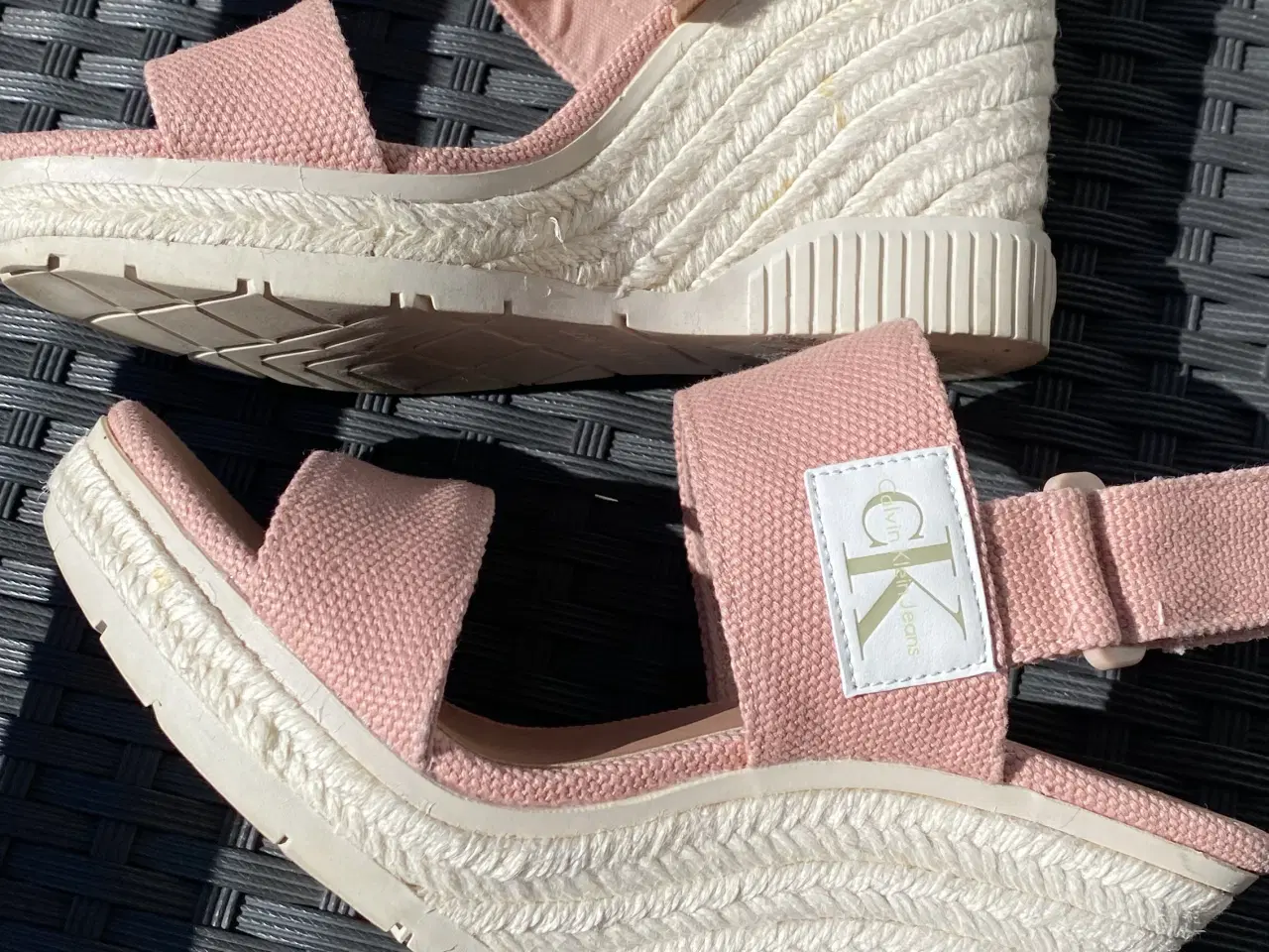 Billede 1 - Calvin Klein kilehæl sandaler – nude, som ny.