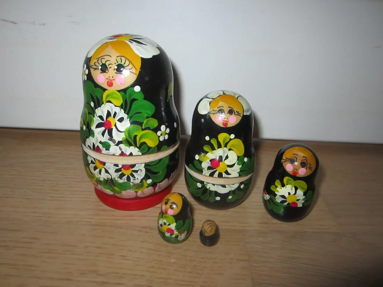 Billede 2 - Flot  Babushka med 5 dukker, den største er ca 8 c