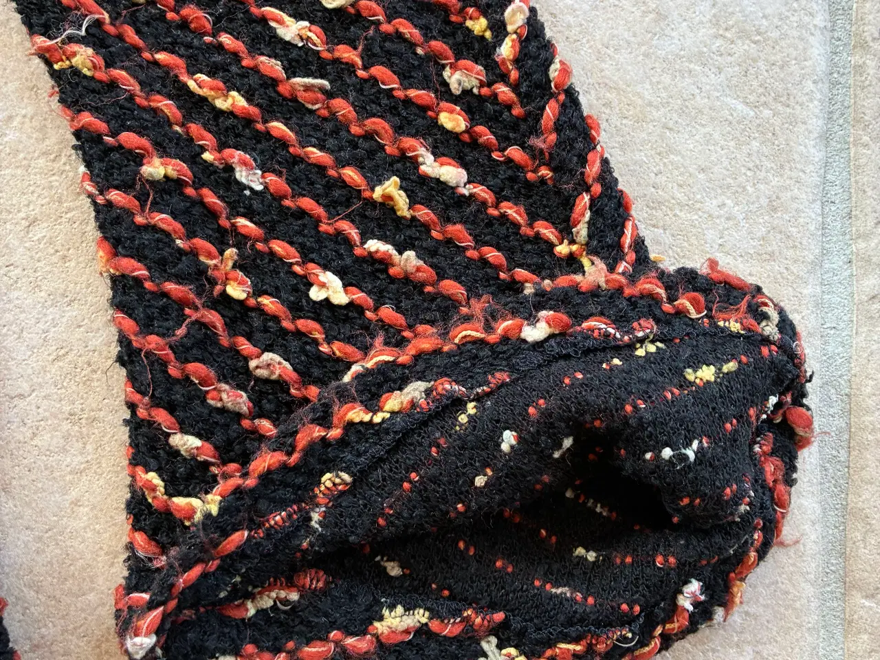 Billede 5 - Sweater i sort og orange farver str. 44